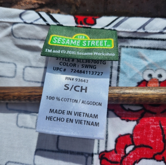 Sesame Street Scrub Top Size S Cookie Monster Oscar Count Elmo Big Bird - Picture 2 of 3